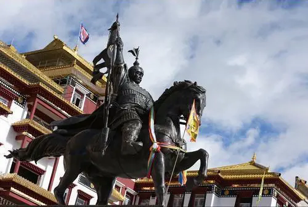 the tall and mighty bronze statue of king gesar stands in front of the main building of the king gesar tibetan-han cultural center (2).png